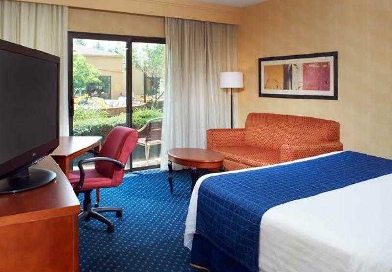 Courtyard Columbus Worthington Quarto foto